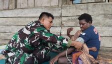 Senyum bahagia terpancar dari wajah Ibu Modesta Akarepia saat menerima layanan kesehatan yang diberikan oleh personel Satgas TMMD