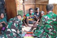 Tim Kesehatan Satgas TMMD ke-128 Kodim 1710/Mimika bergerak cepat mendatangi rumah warga untuk memberikan pemeriksaan dan pelayanan kesehatan