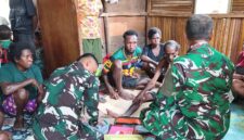 Tim Kesehatan Satgas TMMD ke-128 Kodim 1710/Mimika bergerak cepat mendatangi rumah warga untuk memberikan pemeriksaan dan pelayanan kesehatan