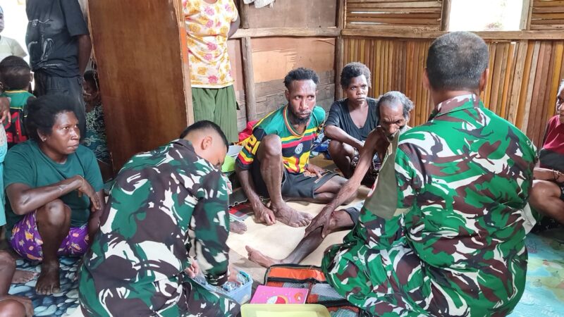 Tim Kesehatan Satgas TMMD ke-128 Kodim 1710/Mimika bergerak cepat mendatangi rumah warga untuk memberikan pemeriksaan dan pelayanan kesehatan