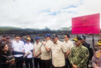 Panglima TNI Agus Subiyanto mendampingi Menteri Pertahanan RI Sjafrie Sjamsoeddin meninjau lahan PT Asmin Koalindo Tuhup