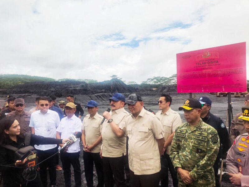 Panglima TNI Agus Subiyanto mendampingi Menteri Pertahanan RI Sjafrie Sjamsoeddin meninjau lahan PT Asmin Koalindo Tuhup