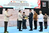 Panglima TNI Jenderal TNI Agus Subiyanto mendampingi Presiden RI Prabowo Subianto dalam kegiatan penyerahan denda administratif, penyelamatan keuangan negara