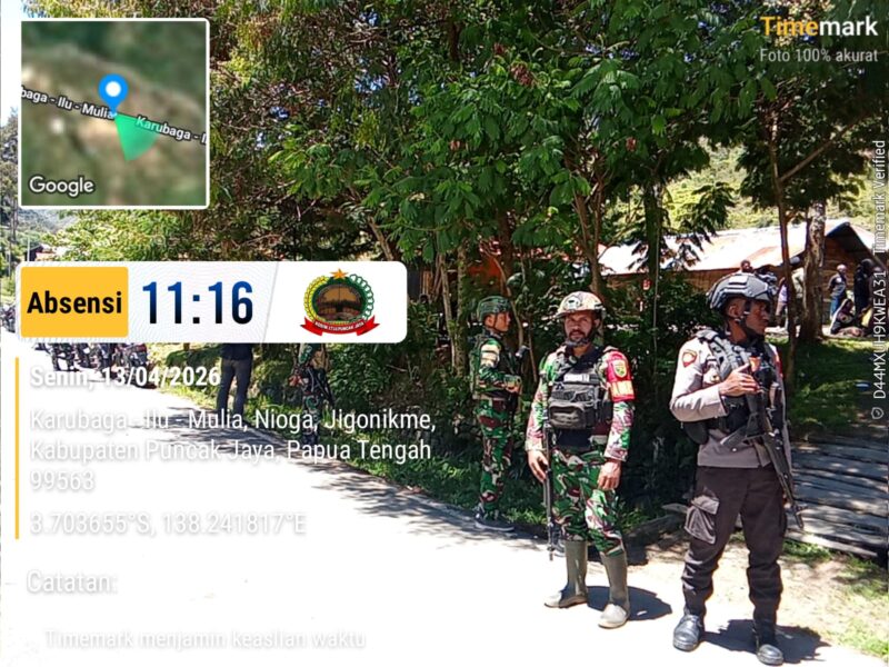 Aparat gabungan TNI dan Polri melakukan kegiatan kemanusiaan berupa penjemputan jenazah Almarhum Bapak Woe Wea