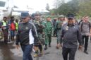 Gubernur Papua Tengah, Meki Fritz Nawipa, SH, didampingi Danrem 173/Praja Vira Braja Brigjen TNI Vivin Alivianto, S.I.P, dan Kapolda Papua Tengah Brigjen Pol. Jermias Rontini, S.I.K., M.Si.