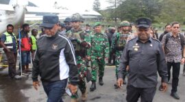 Gubernur Papua Tengah, Meki Fritz Nawipa, SH, didampingi Danrem 173/Praja Vira Braja Brigjen TNI Vivin Alivianto, S.I.P, dan Kapolda Papua Tengah Brigjen Pol. Jermias Rontini, S.I.K., M.Si.
