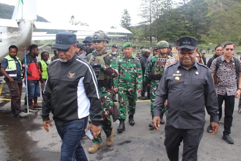 Gubernur Papua Tengah, Meki Fritz Nawipa, SH, didampingi Danrem 173/Praja Vira Braja Brigjen TNI Vivin Alivianto, S.I.P, dan Kapolda Papua Tengah Brigjen Pol. Jermias Rontini, S.I.K., M.Si.