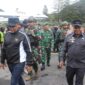 Gubernur Papua Tengah, Meki Fritz Nawipa, SH, didampingi Danrem 173/Praja Vira Braja Brigjen TNI Vivin Alivianto, S.I.P, dan Kapolda Papua Tengah Brigjen Pol. Jermias Rontini, S.I.K., M.Si.