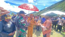 Aparat gabungan TNI dan Polri bersinergi penuh mengamankan kunjungan kerja Bupati Puncak, Elvis Tabuni