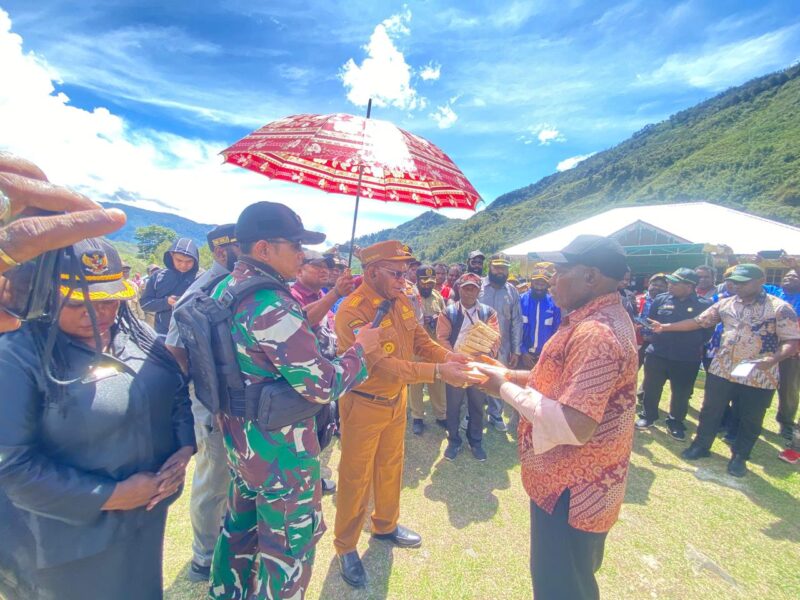 Aparat gabungan TNI dan Polri bersinergi penuh mengamankan kunjungan kerja Bupati Puncak, Elvis Tabuni