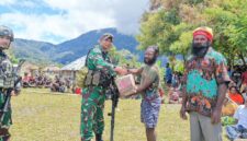 Komandan Distrik Militer (Dandim) 1714/Puncak Jaya, Letkol Inf Bagus Kurniawan, M.Han., didampingi personel Makodim 1714/PJ, melaksanakan Peduli Kemanusiaan