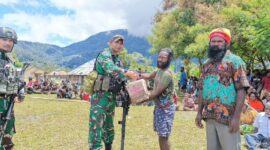 Komandan Distrik Militer (Dandim) 1714/Puncak Jaya, Letkol Inf Bagus Kurniawan, M.Han., didampingi personel Makodim 1714/PJ, melaksanakan Peduli Kemanusiaan
