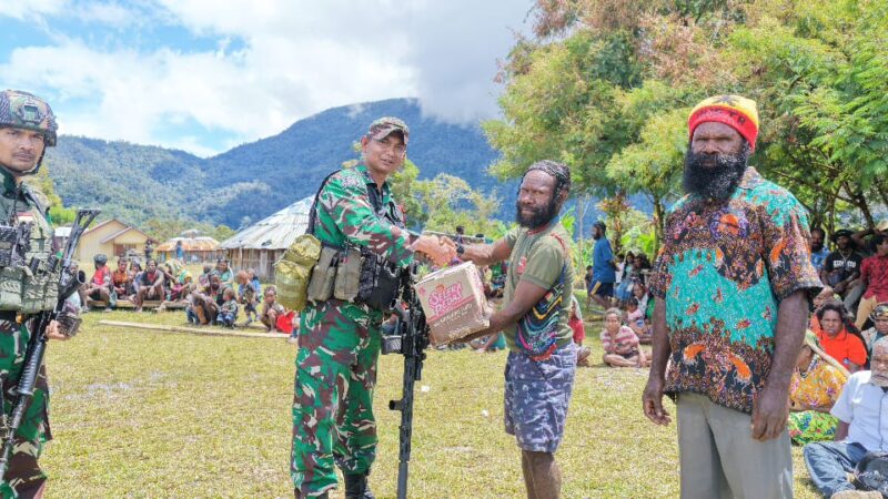Komandan Distrik Militer (Dandim) 1714/Puncak Jaya, Letkol Inf Bagus Kurniawan, M.Han., didampingi personel Makodim 1714/PJ, melaksanakan Peduli Kemanusiaan