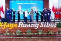 Panglima TNI Jenderal TNI Agus Subiyanto menerima penghargaan Adhibhakti Sanapati dari Badan Siber dan Sandi Negara