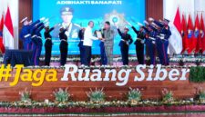Panglima TNI Jenderal TNI Agus Subiyanto menerima penghargaan Adhibhakti Sanapati dari Badan Siber dan Sandi Negara
