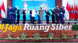 Panglima TNI Jenderal TNI Agus Subiyanto menerima penghargaan Adhibhakti Sanapati dari Badan Siber dan Sandi Negara
