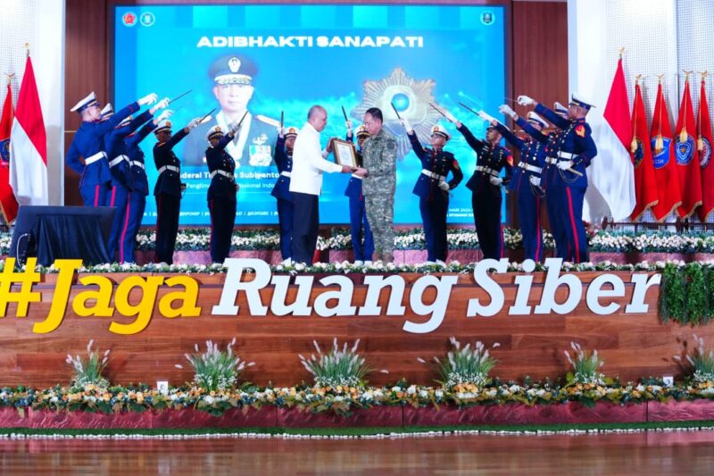 Panglima TNI Jenderal TNI Agus Subiyanto menerima penghargaan Adhibhakti Sanapati dari Badan Siber dan Sandi Negara
