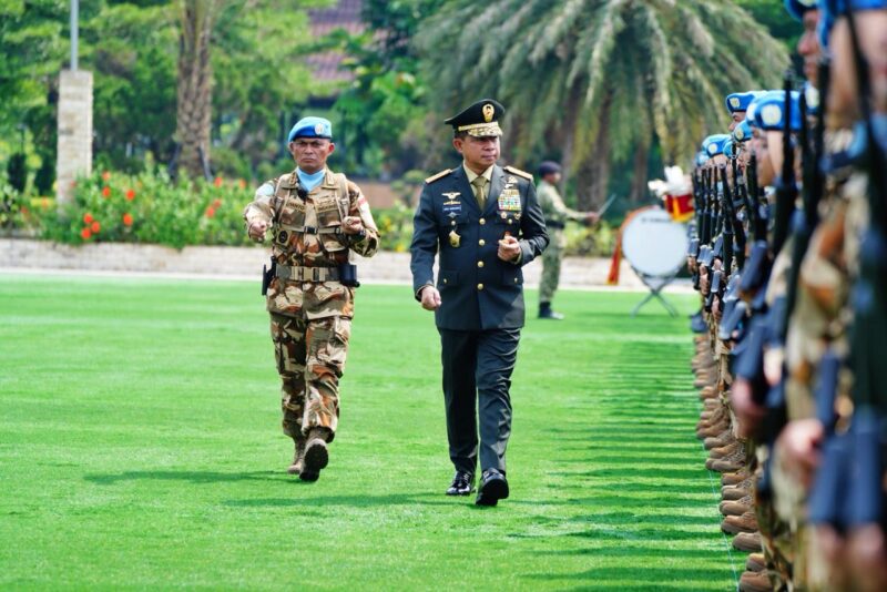 Panglima TNI Jenderal TNI Agus Subiyanto bertindak selaku Inspektur Upacara pada Upacara Pemberangkatan Satuan Tugas (Satgas) TNI Kontingen Garuda