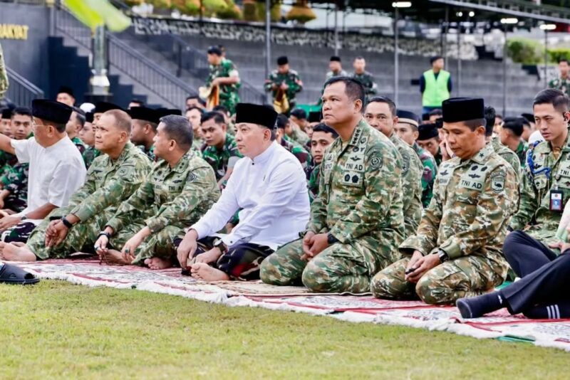 Wakil Panglima TNI Jenderal TNI Tandyo Budi R mendampingi Menteri Pertahanan RI Sjafrie Sjamsoeddin