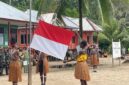 Personel Satgas TMMD Kodim 1710/Mimika mengikuti upacara peringatan Hari Pendidikan Nasional