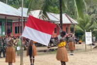 Personel Satgas TMMD Kodim 1710/Mimika mengikuti upacara peringatan Hari Pendidikan Nasional