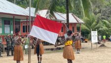 Personel Satgas TMMD Kodim 1710/Mimika mengikuti upacara peringatan Hari Pendidikan Nasional