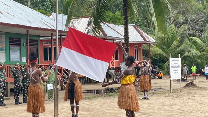 Personel Satgas TMMD Kodim 1710/Mimika mengikuti upacara peringatan Hari Pendidikan Nasional