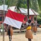 Personel Satgas TMMD Kodim 1710/Mimika mengikuti upacara peringatan Hari Pendidikan Nasional