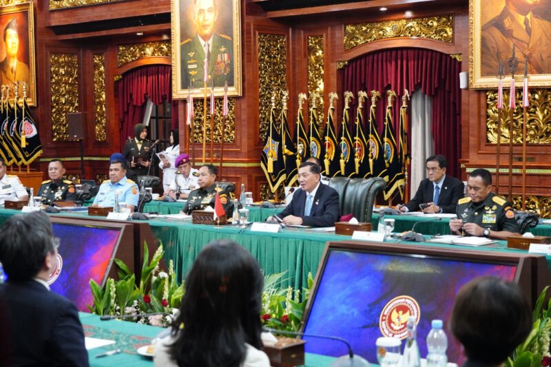 Panglima TNI Jenderal TNI Agus Subiyanto mendampingi Menteri Pertahanan RI Sjafrie Sjamsoeddin menerima kunjungan kehormatan Menteri Pertahanan Jepang, H.E. Koizumi Shinjiro