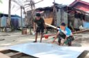 Satgas TMMD ke-128 Kodim 1710/Mimika melaksanakan pengecatan triplek yang akan digunakan sebagai plafon pada MCK umum di Kampung Keakwa