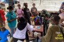 Tim kesehatan dari Satgas TMMD ke-128 Kodim 1710/Mimika turut mendampingi pelaksanaan kegiatan Posyandu Balita dan Lansia