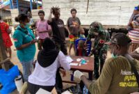 Tim kesehatan dari Satgas TMMD ke-128 Kodim 1710/Mimika turut mendampingi pelaksanaan kegiatan Posyandu Balita dan Lansia