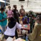 Tim kesehatan dari Satgas TMMD ke-128 Kodim 1710/Mimika turut mendampingi pelaksanaan kegiatan Posyandu Balita dan Lansia