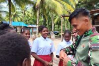Kehangatan dan kedekatan antara Satgas TMMD ke-128 Kodim 1710/Mimika dengan anak-anak di Kampung Keakwa