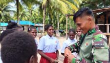 Kehangatan dan kedekatan antara Satgas TMMD ke-128 Kodim 1710/Mimika dengan anak-anak di Kampung Keakwa