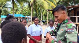 Kehangatan dan kedekatan antara Satgas TMMD ke-128 Kodim 1710/Mimika dengan anak-anak di Kampung Keakwa