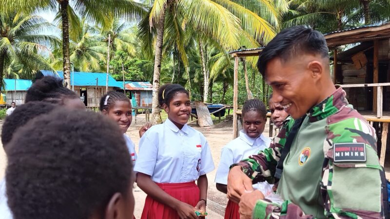 Kehangatan dan kedekatan antara Satgas TMMD ke-128 Kodim 1710/Mimika dengan anak-anak di Kampung Keakwa