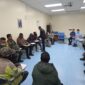 Personel Satuan Tugas (Satgas) TNI melaksanakan kegiatan mediasi bersama keluarga almarhumah Nalite Wamang di Ruang Otopsi RS ISOS Tembagapura