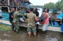 Kepedulian Satgas TMMD ke-128 Kodim 1710/Mimika kembali terlihat melalui aksi membantu evakuasi seorang warga yang sedang sakit