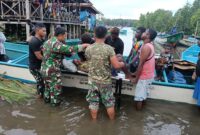 Kepedulian Satgas TMMD ke-128 Kodim 1710/Mimika kembali terlihat melalui aksi membantu evakuasi seorang warga yang sedang sakit