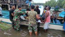 Kepedulian Satgas TMMD ke-128 Kodim 1710/Mimika kembali terlihat melalui aksi membantu evakuasi seorang warga yang sedang sakit