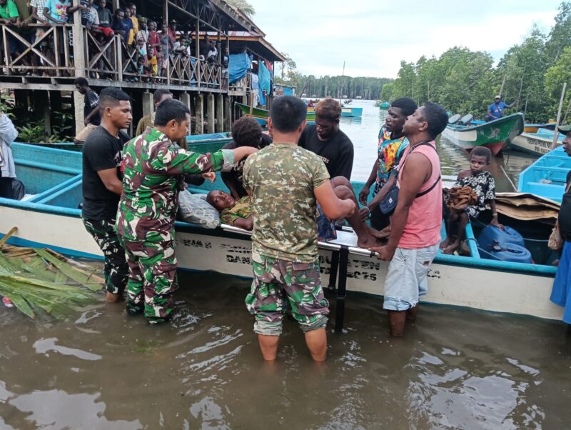 Kepedulian Satgas TMMD ke-128 Kodim 1710/Mimika kembali terlihat melalui aksi membantu evakuasi seorang warga yang sedang sakit
