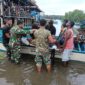 Kepedulian Satgas TMMD ke-128 Kodim 1710/Mimika kembali terlihat melalui aksi membantu evakuasi seorang warga yang sedang sakit