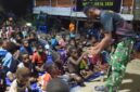 Satgas TMMD ke-128 Kodim 1710/Mimika menggelar kegiatan pemutaran film perjuangan dan pendidikan bagi masyarakat di Kampung Keakwa