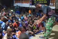 Satgas TMMD ke-128 Kodim 1710/Mimika menggelar kegiatan pemutaran film perjuangan dan pendidikan bagi masyarakat di Kampung Keakwa
