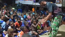 Satgas TMMD ke-128 Kodim 1710/Mimika menggelar kegiatan pemutaran film perjuangan dan pendidikan bagi masyarakat di Kampung Keakwa