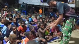 Satgas TMMD ke-128 Kodim 1710/Mimika menggelar kegiatan pemutaran film perjuangan dan pendidikan bagi masyarakat di Kampung Keakwa