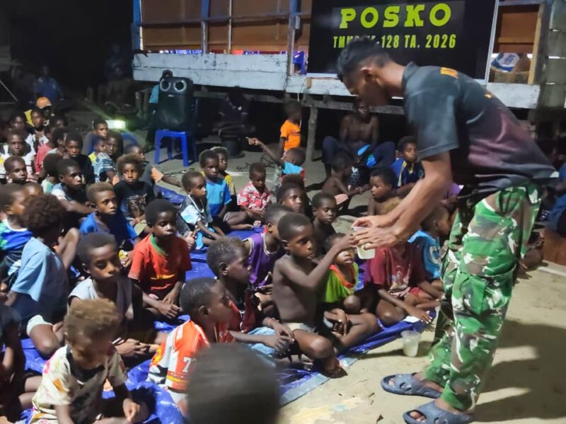 Satgas TMMD ke-128 Kodim 1710/Mimika menggelar kegiatan pemutaran film perjuangan dan pendidikan bagi masyarakat di Kampung Keakwa