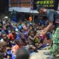 Satgas TMMD ke-128 Kodim 1710/Mimika menggelar kegiatan pemutaran film perjuangan dan pendidikan bagi masyarakat di Kampung Keakwa