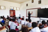 Personel Satgas TMMD ke-128 Kodim 1710/Mimika, Sertu Azwar, memberikan penyuluhan hukum tentang bahaya narkoba dan penyalahgunaan lem Aibon